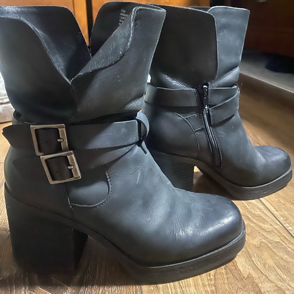 Korks leather chunky heel boots